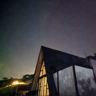 A cabana sob o céu noturno
