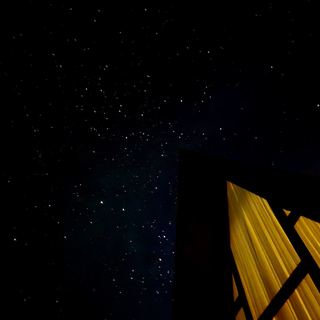 Céu estrelado sobre a cabana