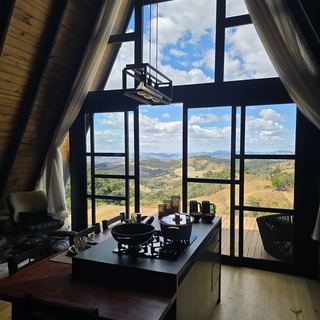 Cozinha com janelas do chão ao teto