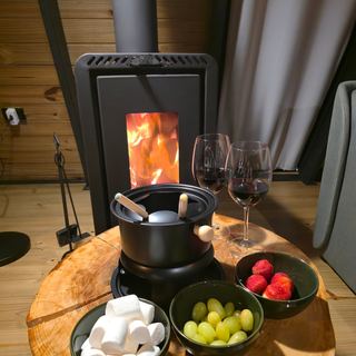 Lareira, fondue e frutas
